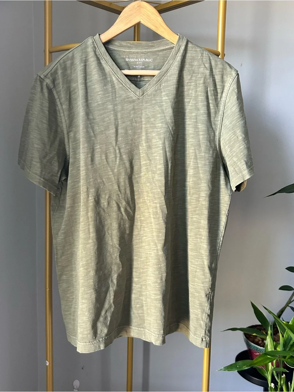 Banana Republic Men’s Vintage style Olive Green V-Neck Short Sleeve Tee size M